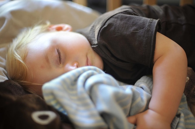 PRIZOR OD KOGA SE LEDI KRV U VENAMA: Mala beba spava pored LEOPARDA!(VIDEO)