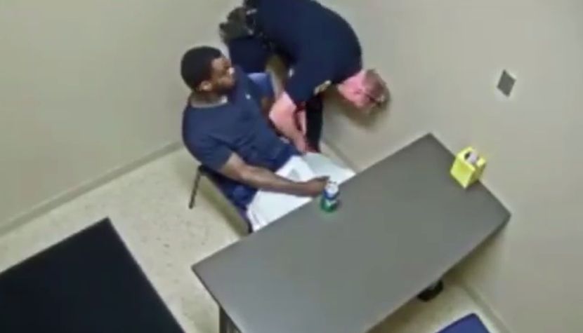 PROBAO JE DA UKRADE PIŠTOLJ POLICAJCU NA ISPITIVANJU, a onda ga je molio da ga ubije (VIDEO)