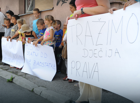 PROTEST MAJKI U TUZLI Deca političara se hrane po restoranima, a naša nemaju za kifle