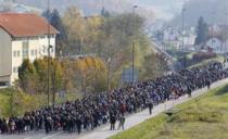 PROTEST NA AUSTRIJSKOJ GRANICI: Desničari krenuli na izbeglički kamp!
