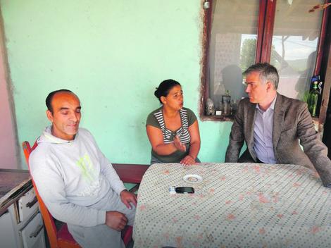 PROTIV DISKRIMINACIJE Poslanik podržao porodicu zaraženu HIV-om kojoj sugrađani prete