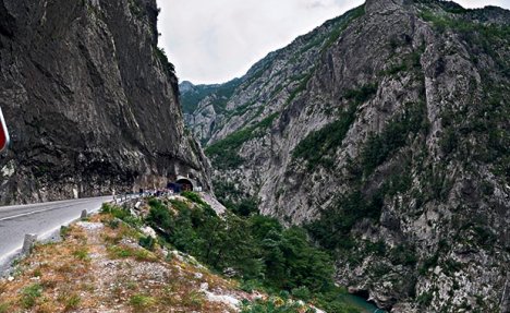 PROVALIJA 15 METARA: Devojka (22) sletela u kanjon Morače, uspela da se izvuče i dopliva do stena