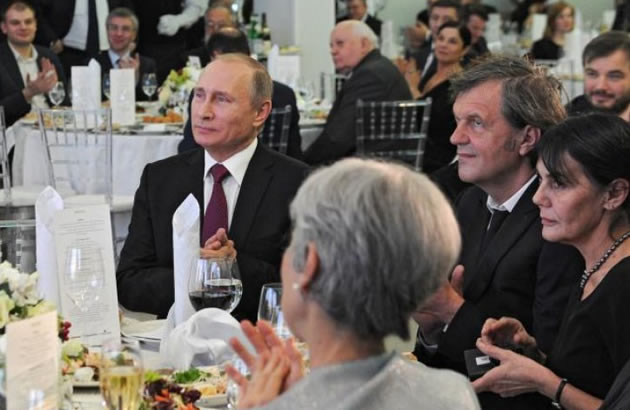 PRVI DO PUTINA Emir Kusturica sa suprugom Majom sedeo do ruskog predsednika pa mu i zasvirao