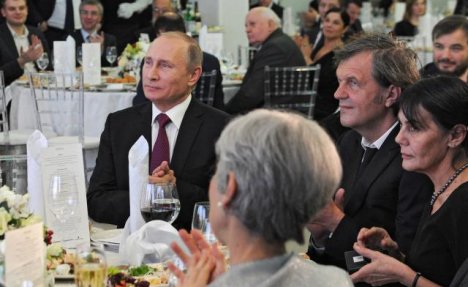 PRVI DO PUTINA Emir Kusturica sa suprugom Majom sedeo do ruskog predsednika, pa mu i zasvirao!