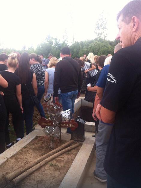 PUKNI ZORO Stotine mladih na sahrani dečaka iz Obrenovca, jecaji i grmljavina odzvanjali grobljem