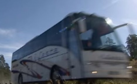 PUTNICI DOŽIVELI NOĆNU MORU NA PUTU ZA MORE: Iz Lastinog autobusa tokom vožnje poispadale stvari