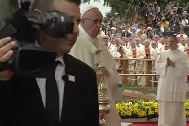 Pao papa Franja (VIDEO)