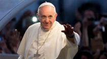 Papa: Pohlepa gura svet u propast
