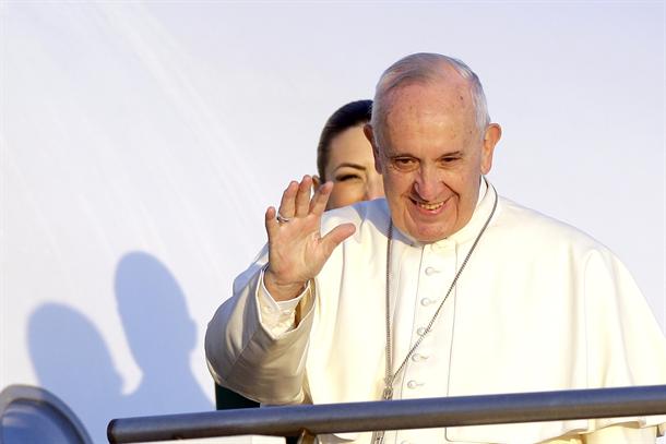 Papa bio na Lezbosu, odveo 12 migranata u Vatikan!