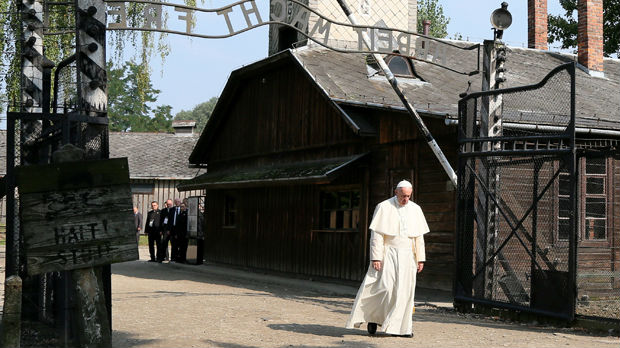 Papa u Aušvicu, molitva u tišini za ubijene
