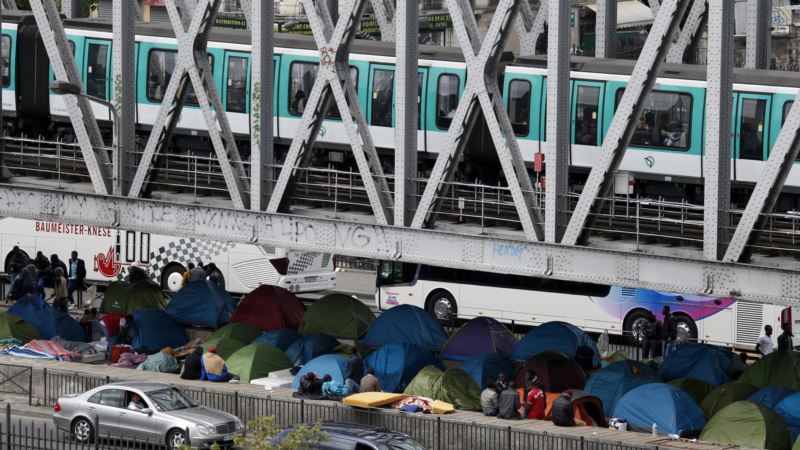Pariz: Izmještanje izbjegličkog kampa u metro stanici