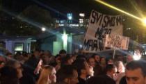 Podgorica: Oko 300 ljudi okupilo se ispred Kliničkog centra kao podrška pretučenom bokseru