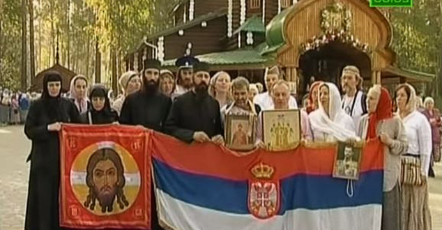 (Podsećanje, 2012.) Poklonici iz Srbije, zajedno sa ruskom braćom, na mestu stradanja Carske porodice