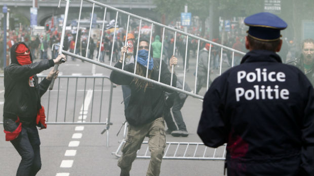 Policija vodenim topovima na demonstrante u Briselu