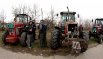 Poljoprivrednici zaustavljeni na putu Subotica- Bačka Topola