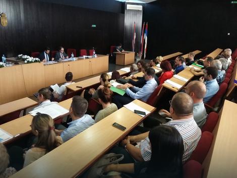 Poluprazna sala: Na početku sednice Skupštine opštine Novi Beograd samo 26 odbornika