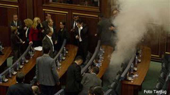 Ponovo suzavac u kosovskom parlamentu