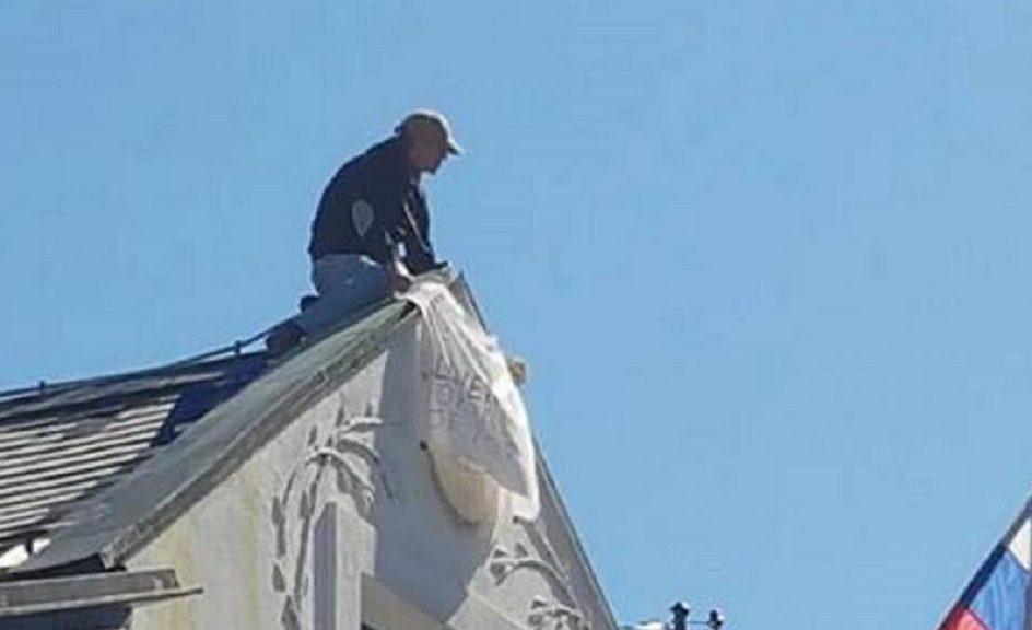 Popeo se na krov Ambasade Slovenije zbog devizne štednje