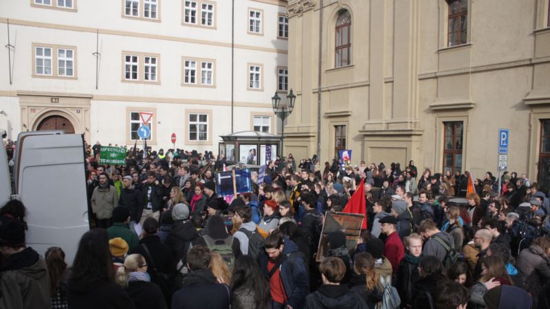 Prag: Hiljade za Tvrđavu Evropa, stotine za dobrodošlicu izbjeglicama
