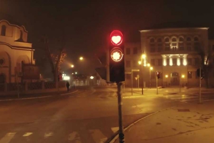 Praznični semafori u Čačku (VIDEO)