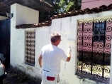 Prekrečeni grafiti na ogradi Haremluka