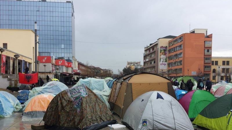 Priština: Opozicija provela prvu noć pred Vladom