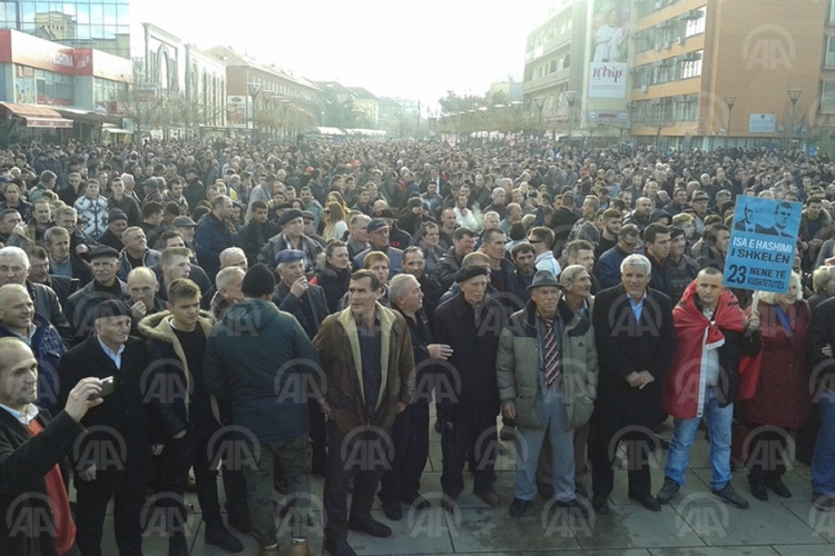Priština: Policija suzavcem rastjeruje demonstrante