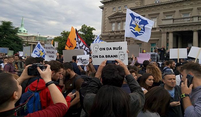 Protest ispred Skupštine Beograda završen, šetnja do medijskih kuća