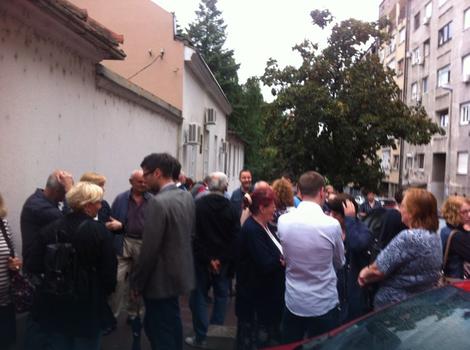 Protest u Cetinjskoj: Zidovi nam se tresu, malter opada sa zgrade