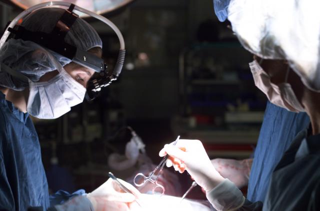 Prva operacija mozga kod budnog pacijenta u Rumuniji