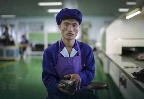 RETKE FOTOGRAFIJE Rad u jednoj od fabrika Severne Koreje izgleda ovako (FOTO)