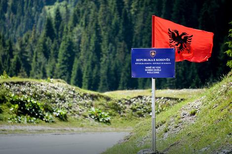 Radikalna opozicija Kosova postavila zastavu Albanije na granici sa Crnom Gorom