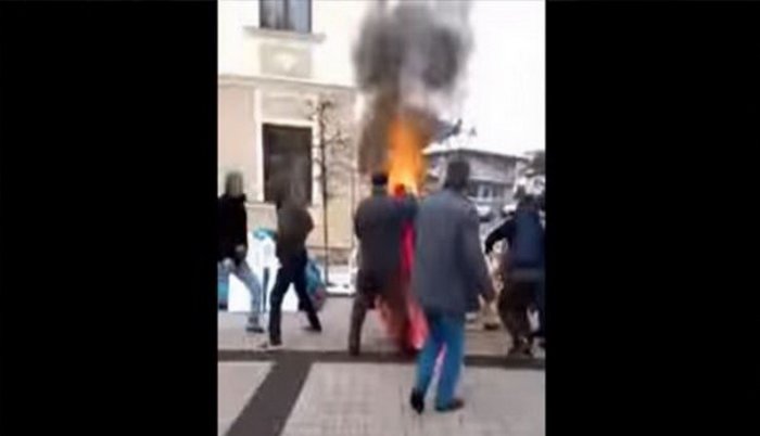 Ratni vojni invalid Senad Begić zapalio se u centru Cazina (Video)