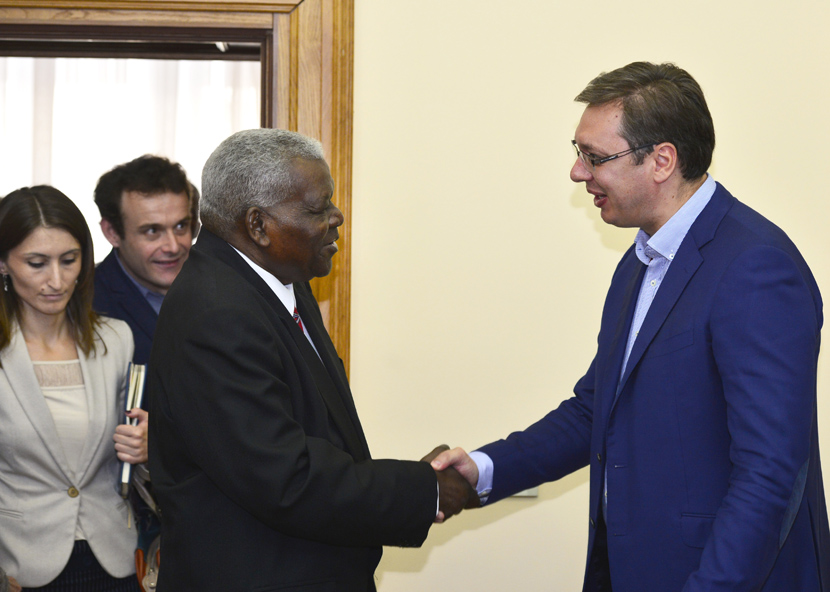 Raul Kastro pozvao Vučića da poseti Kubu