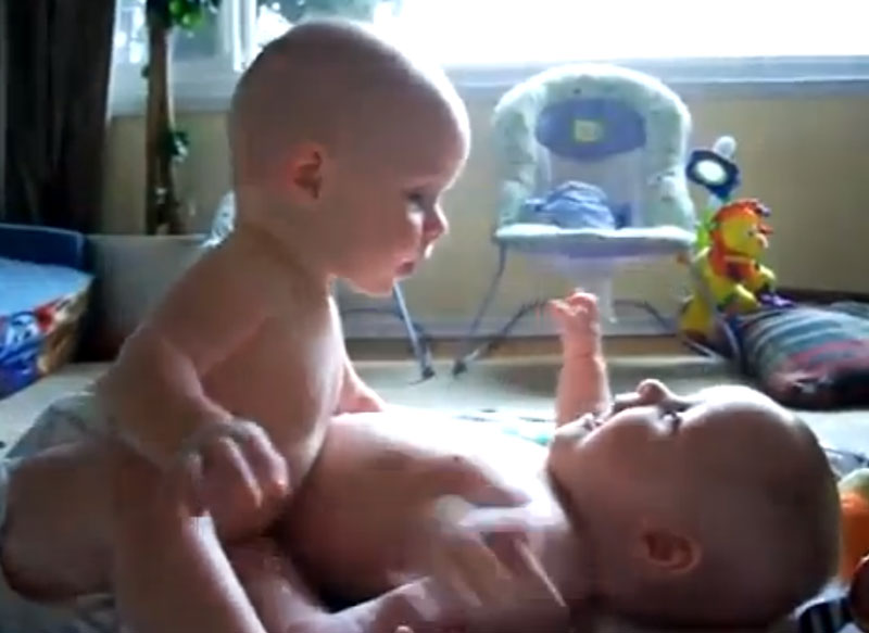 Razgovor ovih blizanaca će vas raznežiti! VIDEO