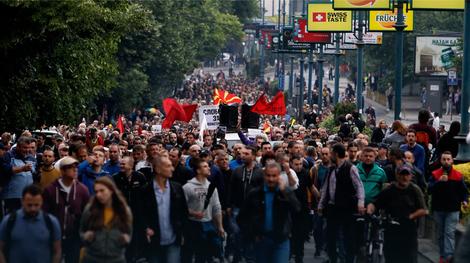 ŠARENA REVOLUCIJA Demonstranti poručili Ivanovu: Ti si sramota za Makedoniju