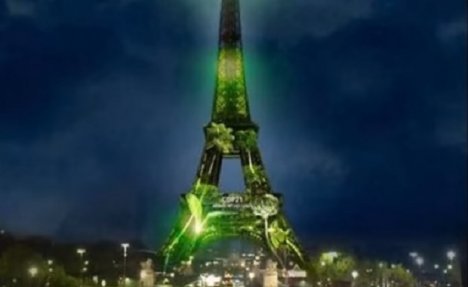 SIMBOL PARIZA OZELENEO: Po Ajfelovoj kuli procvetalo virtuelno drveće u čast Konferencije o klimi