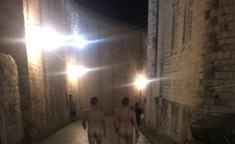 SKANDAL U DUBROVNIKU: Turisti goli šetali Starim gradom