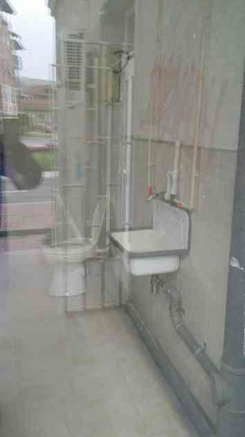 SKANDALOZNO – Staklena vrata na WC-u u pazarskoj bolnici (Foto)