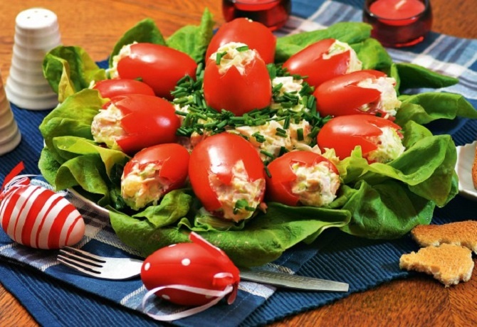 SLANI VASRŠNJI ZALOGAJI: Punjeni paradajz sa jajima