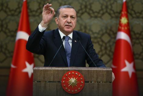 SMETA MU SELFI Erdogan kritikovao britanskog konzula zbog fotografije