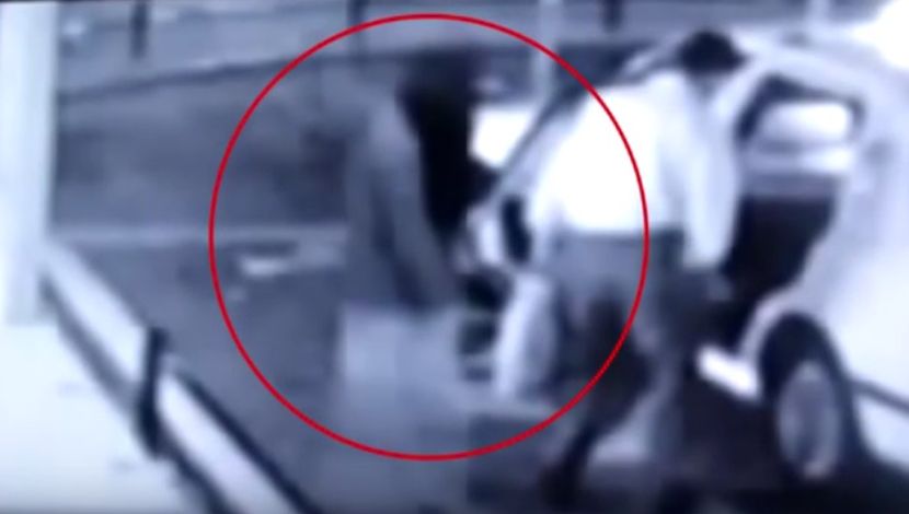 SNIMAK KOJI LEDI KRV U ŽILAMA: Pogledajte šta se dogodilo ovom čoveku dok je ulazio u taksi (VIDEO)