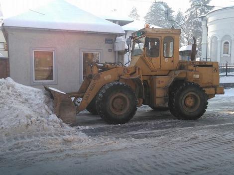 SNS u Valjevu kritikuje katastrofalno održavanje ulica, vlast tvrdi da nedostaje mehanizacija