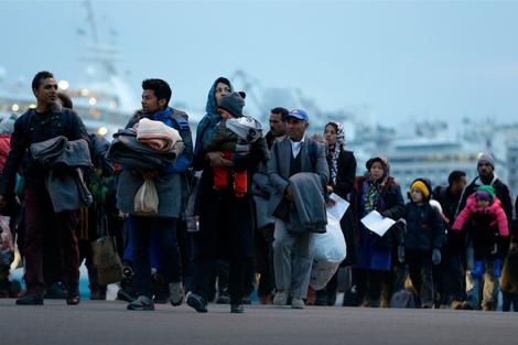 SPREČENO KRIJUMČARENJE Austrijska policija pronašla 17 migranata u kombiju iz Mađarske