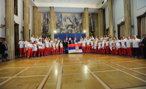 SPREMNI ZA PUT: Predsednik Srbije olimpijcima uručio zastavu koju će Ivana Maksimović nositi u Riju