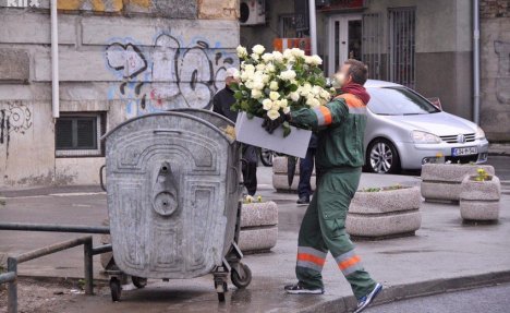 SRAM IH BILO: Cveće i sveće sa pomena ubijenim vojnicima JNA u Dobrovoljačkoj bačeno u kontej