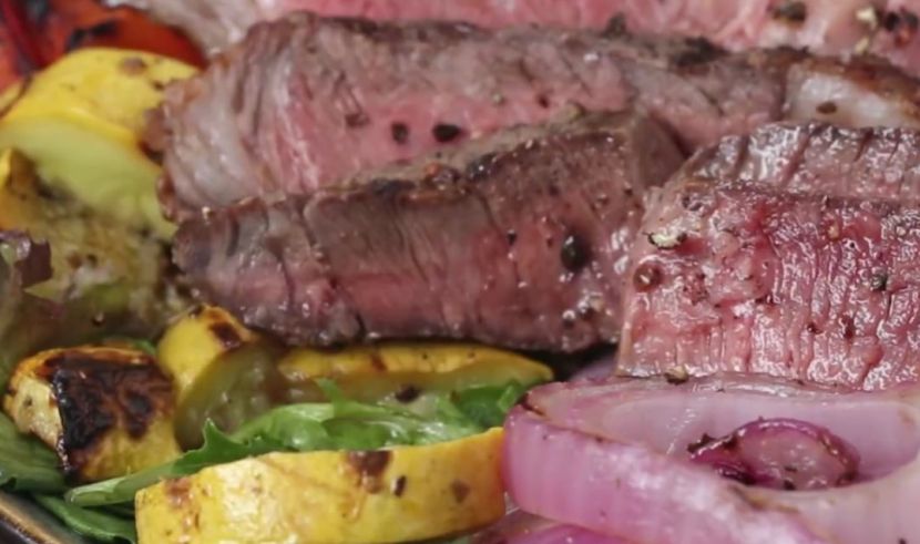 ŠTA DANAS ZA KLOPU: Biftek-salata s roštilja (VIDEO) (RECEPT)