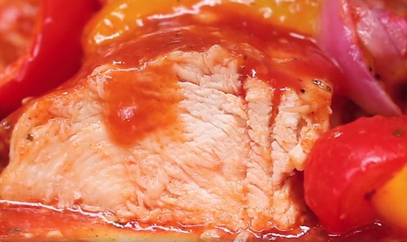 ŠTA DANAS ZA KLOPU: Piletina u paradajz-sosu (VIDEO) (RECEPT)