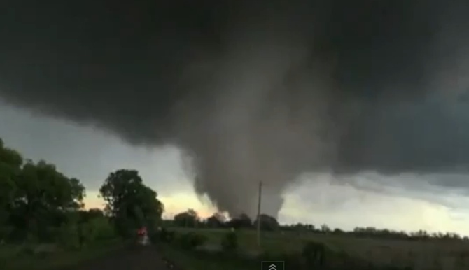STIGAO JE KRAJ SVETA: Ovo nije scena iz filma - zastrašujući tornado čisiti sve pred sobom (VIDEO)