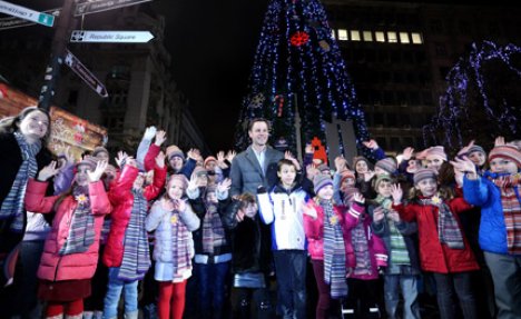 STIŽU PRAZNICI: Zasvetlela novogodišnja jelka na Trgu Republike